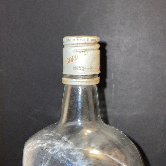 Gordon’s London Dry Gin Glass Liquor Bottle - Picture 5 of 8